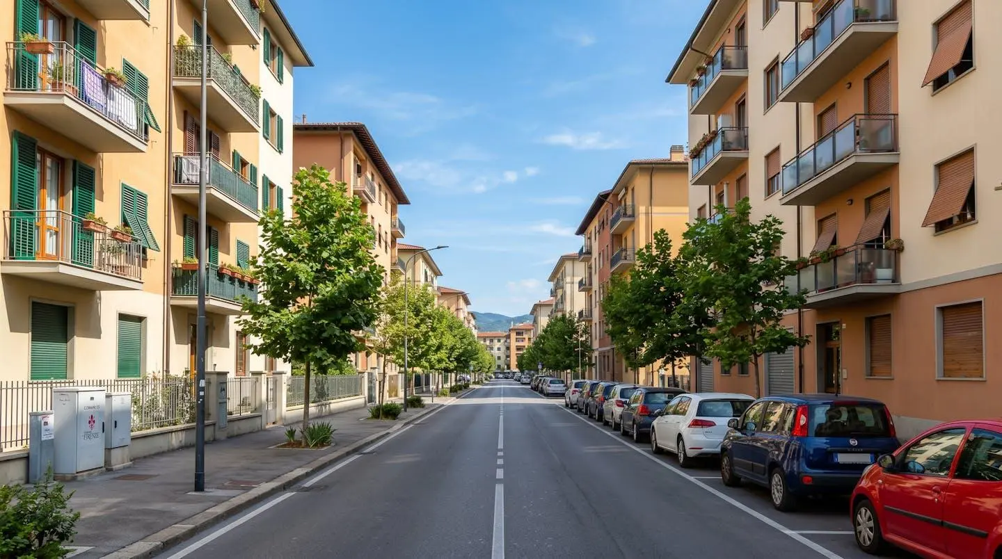 Vista grandangolare di una strada residenziale italiana contemporanea con palazzi in stile architettonico europeo, ambiente urbano pulito, auto parcheggiate, alberi lungo il marciapiede