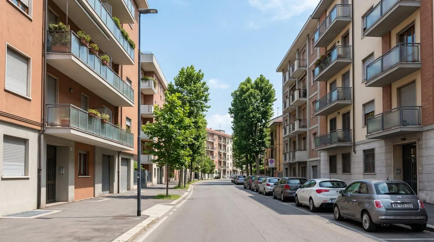 Vista grandangolare di una strada residenziale italiana contemporanea con palazzi in stile architettonico europeo, ambiente urbano pulito, auto parcheggiate, alberi lungo il marciapiede